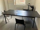 une table et deux chaises dans une pièce dotée d'une fenêtre