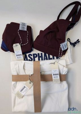 un sac de vêtements et une paire de chaussures posés sur une table