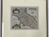 une vieille carte de l'Angleterre dans un cadre noir accrochée à un mur blanc