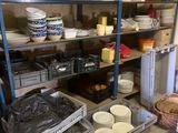 beaucoup d'assiettes et de bols sur les étagères de la cuisine