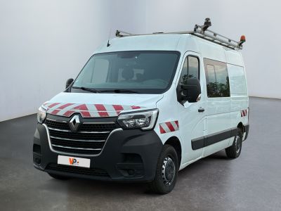 une camionnette blanche à rayures rouges et blanches garée dans une pièce