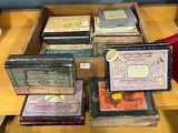 de nombreux livres anciens posés sur une table dans une pièce