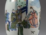 un vase blanc orné d'une peinture représentant des personnes