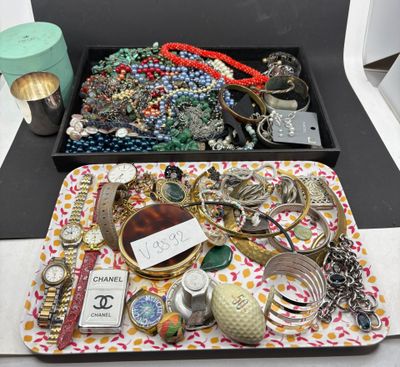 un plateau sur lequel sont disposés de nombreux bijoux de toutes sortes