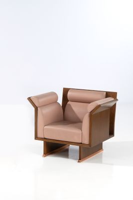une image représentant une chaise avec une structure en bois et un revêtement en cuir
