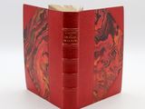 Le livre rouge est ouvert, on en voit l'intérieur.