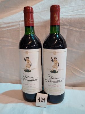 deux bouteilles de vin posées l'une à côté de l'autre sur une table