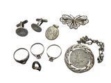 un assortiment de bijoux en argent sur fond blanc