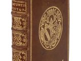 un vieux livre dont la couverture est ornée d'un motif décoratif