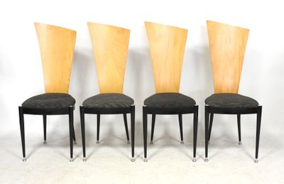 quatre chaises avec des assises rembourrées noires et un dossier en bois