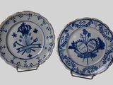 deux assiettes ornées de motifs bleus et blancs