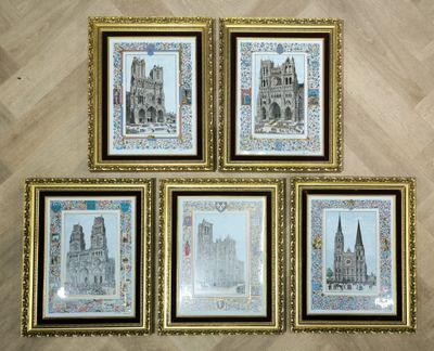 quatre photos encadrées représentant un bâtiment, accrochées au mur d'une pièce