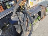 une grosse machine qui est garée sur le bord de la route