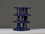 une image représentant une table bleue sur laquelle se trouvent quatre étagères