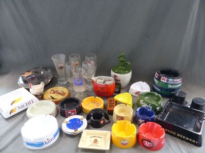 un grand nombre d'objets différents posés sur une table
