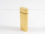 briquet de forme rectangulaire posé sur une surface blanche