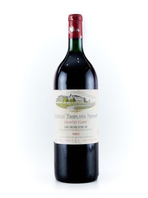 une bouteille de vin posée sur une table