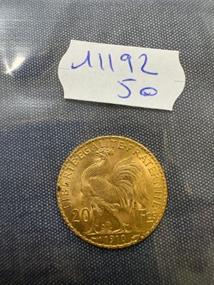 un gros plan d'une pièce d'or sur laquelle est accrochée une étiquette