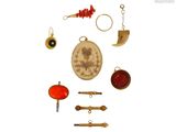 une photo d'une collection de bijoux sur fond blanc