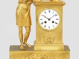 une horloge en or surmontée d'une statue représentant une femme tenant une harpe