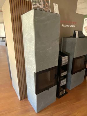 un réfrigérateur et une cuisinière dans une pièce avec du parquet