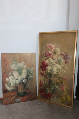 deux tableaux représentant des fleurs dans un vase et un vase de fleurs posé sur une table