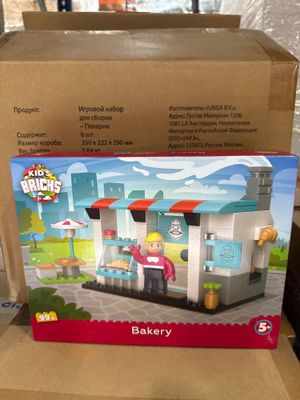 Ensemble « Lego City : La boulangerie » dans une boîte posée sur une table devant une fenêtre