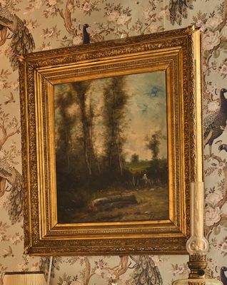 une photo d'un tableau accroché au mur au-dessus d'une table