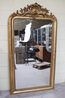 un miroir posé sur le sol d'une pièce