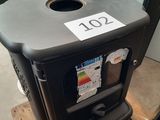 une poubelle posée sur une palette dans un entrepôt