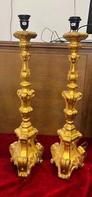 deux bougies posées sur un tissu rouge