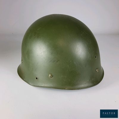 un casque vert avec des trous sur les côtés