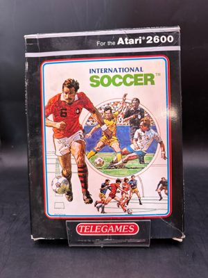 une boîte sur laquelle figure l'image d'un match de foot