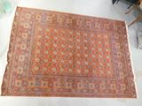 un vieux tapis est posé sur le sol d'une pièce