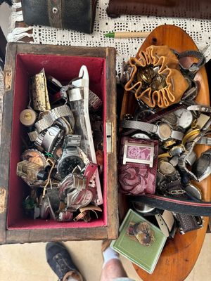 une boîte en bois remplie d'objets assortis sur une table