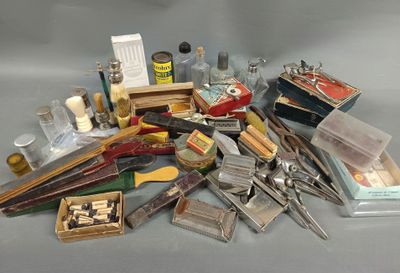 un grand nombre d'outils posés sur une table