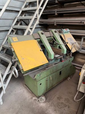une grande machine installée dans une pièce
