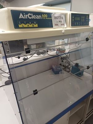 un purificateur d'air installé dans un laboratoire