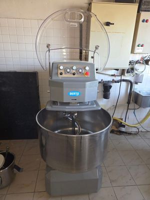une image d'un mixeur commercial dans une cuisine