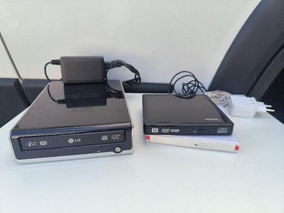 deux ordinateurs posés sur une table blanche