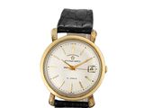 gros plan d'une montre sur fond blanc