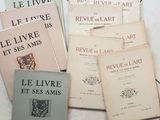 plusieurs livres posés sur un sol carrelé, avec un sol carrelé blanc en arrière-plan