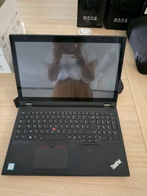 un ordinateur portable posé sur une table dans une pièce