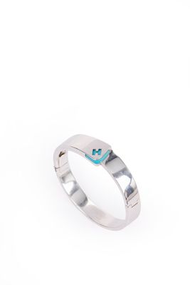 une bague en or blanc sertie d'une turquoise au centre