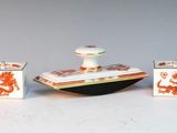 trois pièces de porcelaine différentes posées sur une table