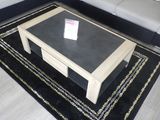 un tapis noir et blanc posé au sol dans un salon