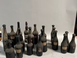 un grand nombre de bouteilles posées sur une table