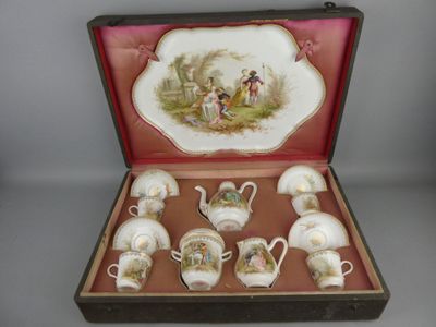une boîte contenant un service de tasses à thé et de soucoupes