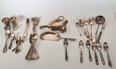 beaucoup de cuillères et de cuillères-cuillères sur la table