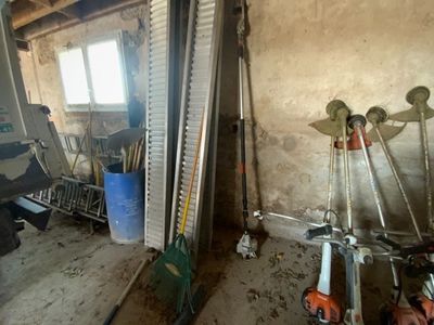 une pièce où se trouvent de nombreux outils